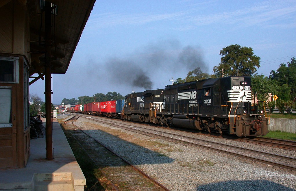 High short hood leading intermodal by the depot